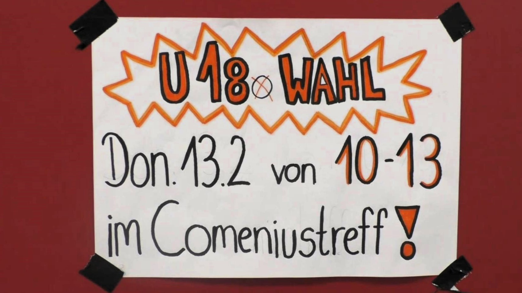 Ein selbstgeschriebenes Plakat an einer roten Tür. u18 Wahl. Do. 13.02. von 10 bis 13 im comeniustreff