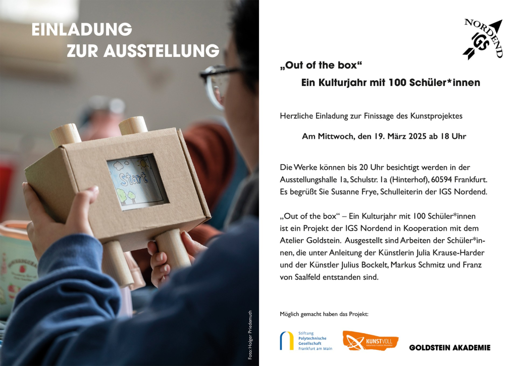 Links ein Foto, rechts ein Text. Beim Foto wird einer Person über die Schulter geschaut auf eine Pappkonstruktion mit der ein bemaltes Papier zur anderen Seite gerollt werden kann. Der Beginn zeigt das Wort "Start". Der Text findet sich auf der Internetseite wieder.