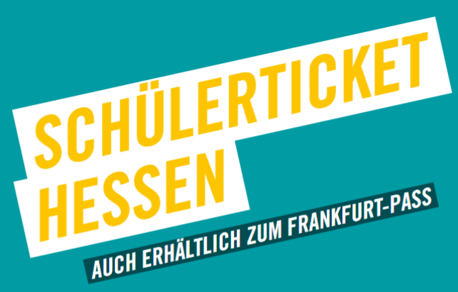 Die Worte Schülerticket Hessen in einer orangen Schrift und "auch erhätlich zum Frankfurt Pass in weißer Schrift schräg über einen grünen Hintergrund.
