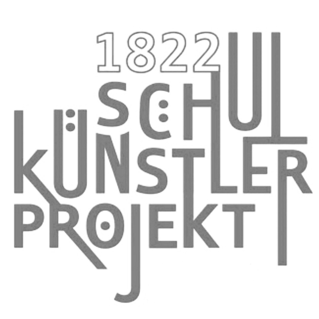 Ein künstlerisch gestalteter Schriftzug "1822 Schulkünstlerproejkt" bei dem einige Buchstaben lang gezogen und andere verkürzt sind.