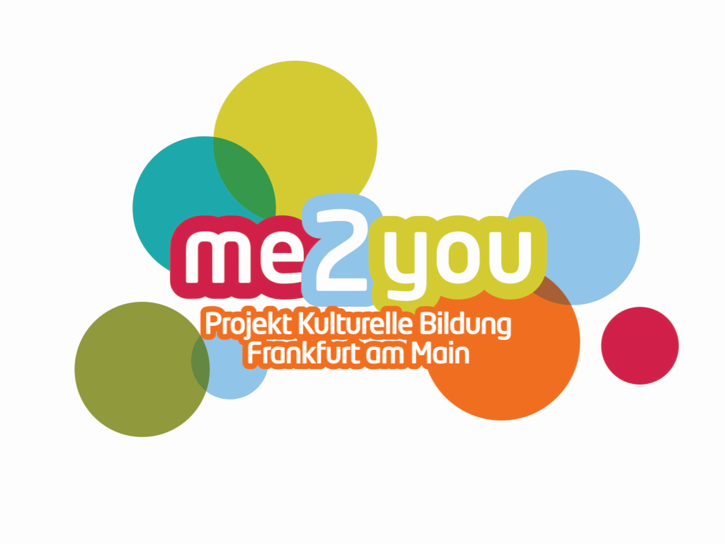 Ein Logo mit dem Schriftzug me2you, ausgesprochen me to you. Sowie dem Text Kulturelle Bildung Frankfut am Main. Außerdem gibt es unterschiedlich große Kreise mit hellblau, grüntönen und orange.
