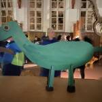 Ein grüner Dinosaurerier aus Pappmache ausgeschnitten und aufgestellt.