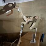 Ein Dinosaurier aus Pappe geschnitten und zusammengesteckt.