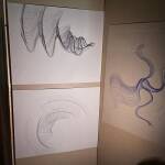 Strichzeichnungen mit geschwungenen Mustern an einer Pinnwand.