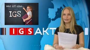 Ein Bild mit einer Nachrichtensprecherin mit blonden Haaren und schwarzem Oberteil, die ein Blött Papier in der Hand hält. In derr oberen linken Ecke ein Bild eines Kindes das mit Kreide "Was ist eine IGS?" an eine Tafel schreibt. Der Hintergrund ist blau.