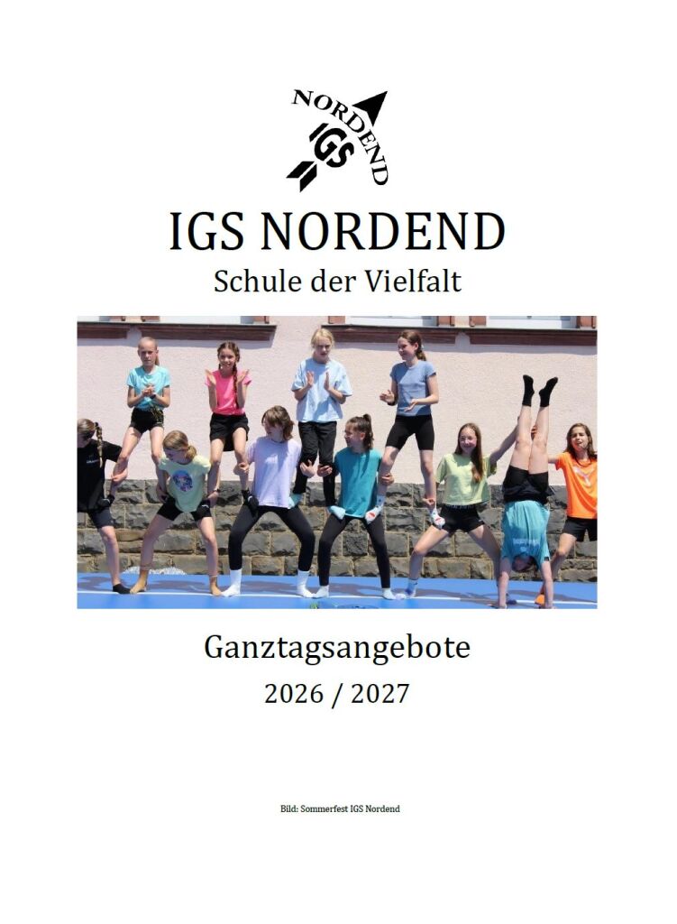 Das Titelbild der Ganztagsangebot Broschüre. Weißer Hintergrund, ein Bild einer Menschenpyramide